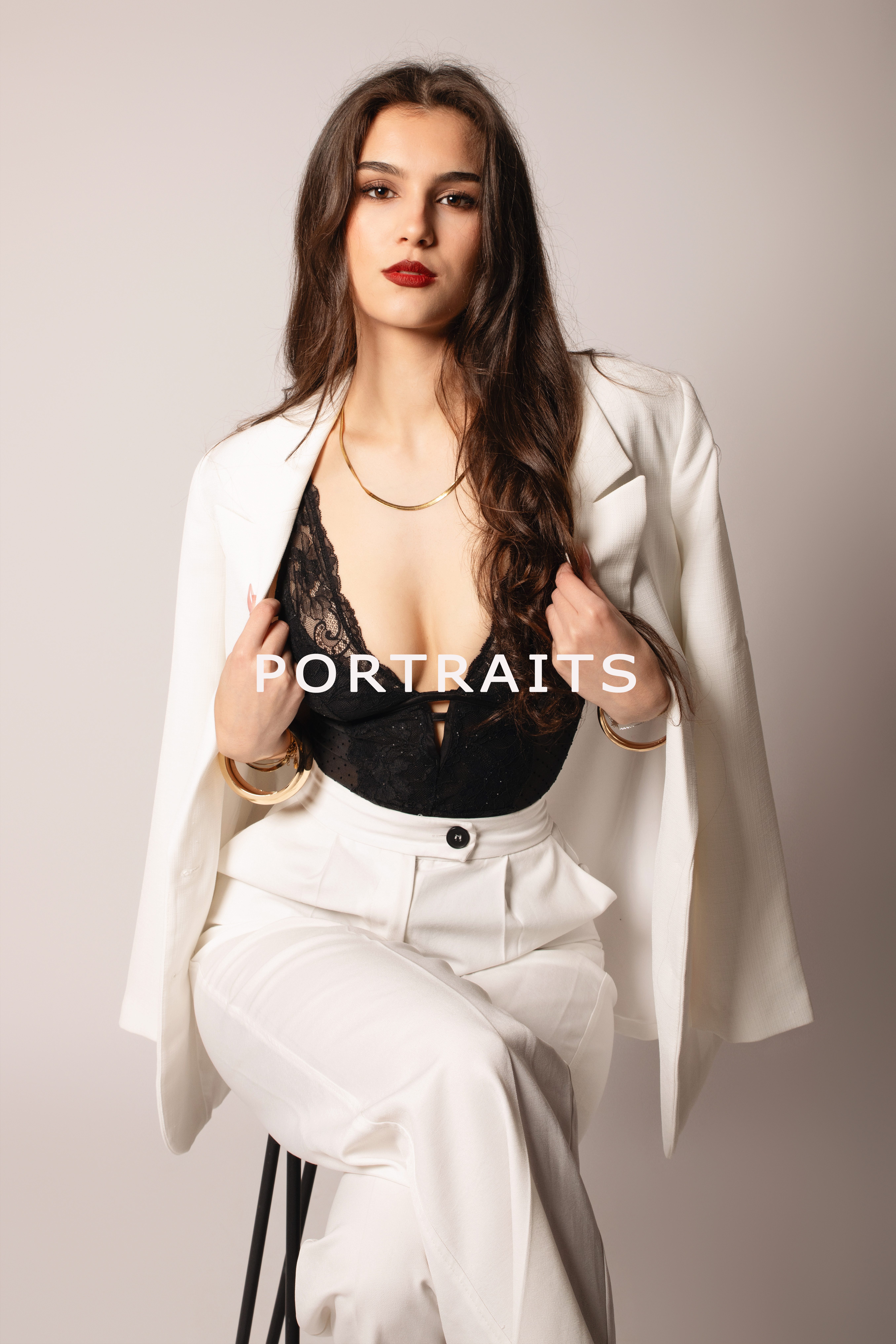 Portrait féminin en studio- photographie professionnelle Portrait studio d’une femme en tenue élégante blanche et noire, réalisé par un photographe professionnel, dans une ambiance moderne et épurée.