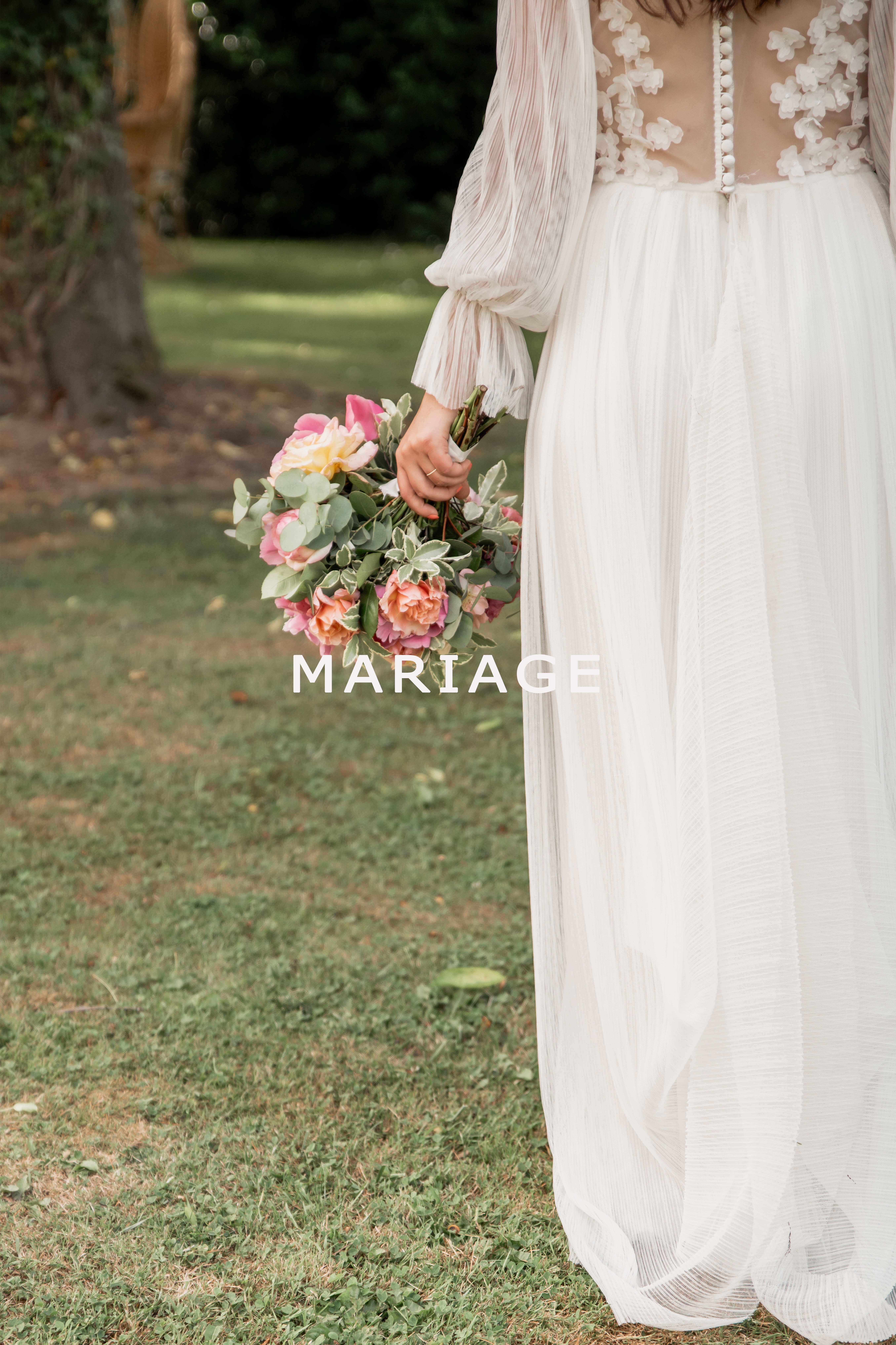 Mariée au bouquet -photographie de mariage Photographie de mariage élégante montrant une mariée de dos tenant son bouquet, capturée par un photographe professionnel dans un décor naturel et romantique.