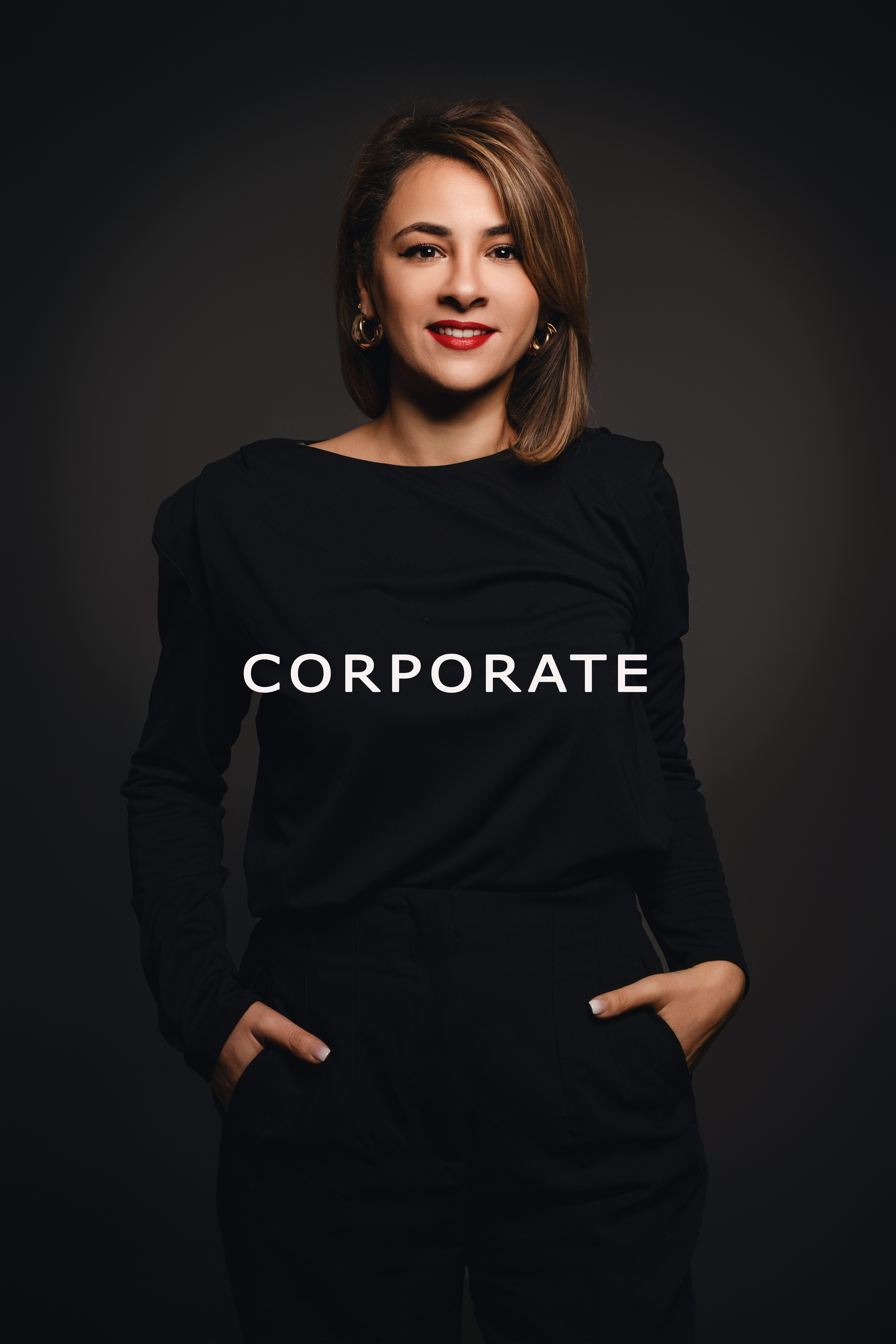 Portrait professionnel en studio- photographie corporate Portrait corporate d’une femme en tenue professionnelle noire, photographiée en studio sur fond sombre par un photographe spécialisé en portraits d’entreprise.