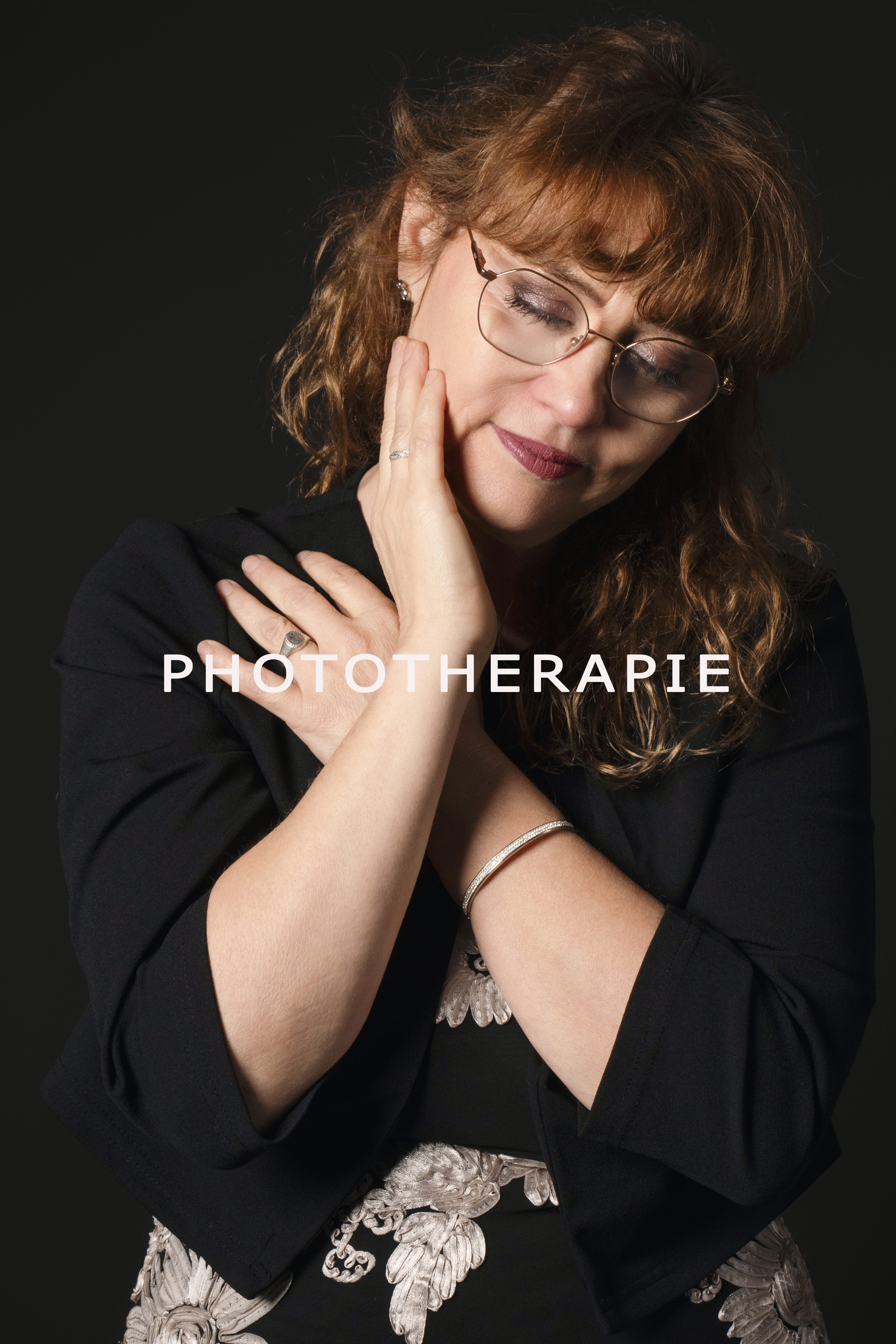Portrait de photothérapie - séance bien-être en studio Portrait de photothérapie réalisé en studio, capturant un moment d’apaisement et de reconnexion à soi dans une lumière douce et bienveillante, par un photographe professionnel.