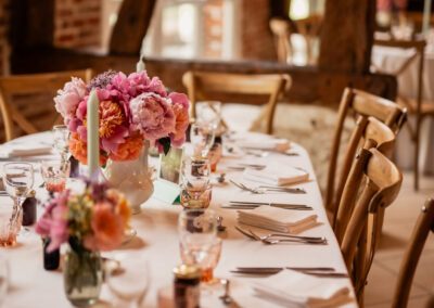 Table de réception de mariage décorée de fleurs et de bougies
