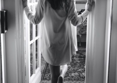 séance boudoir chemise blanche noir et blanc photographe Normandie Eure