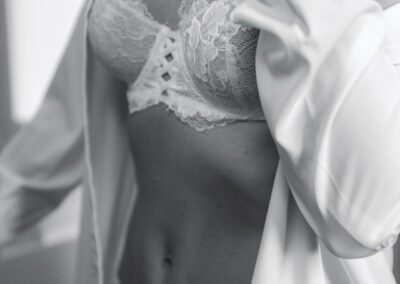 séance boudoir détail dentelle satin noir et blanc photographe Normandie Eure
