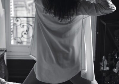 séance boudoir silhouette contre-jour chemise blanche noir et blanc photographe Normandie Eure