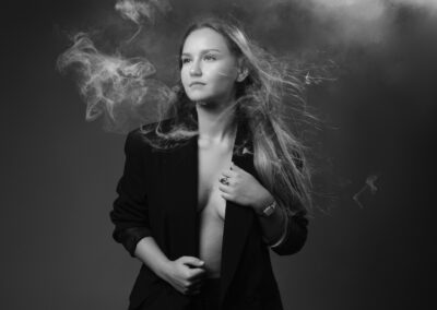 Portrait artistique femme noir et blanc fumée cheveux au vent studio - Stéphanie Barillier Photographie