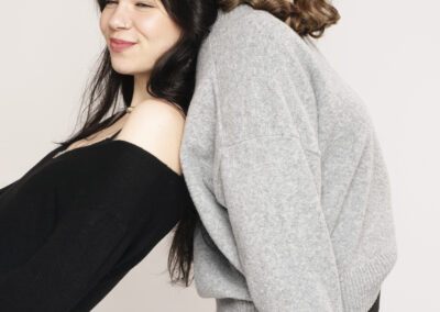 Portrait duo deux amies dos à dos sourire studio fond gris - Stéphanie Barillier Photographie