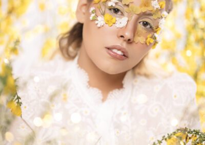 Portrait artistique femme fleurs sur le visage shooting Aura fond floral jaune - Stéphanie Barillier Photographie